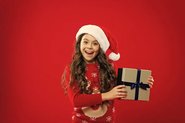 Małe dziecko dziewczyna w santa czerwony kapelusz. Nowy rok party. Santa claus dziecko. Świąteczne zakupy. pozwala zrobić coś zabawne. Ferie zimowe szczęśliwy. Mała dziewczynka. Prezent na Boże Narodzenie. Dzieciństwo — Zdjęcie stockowe