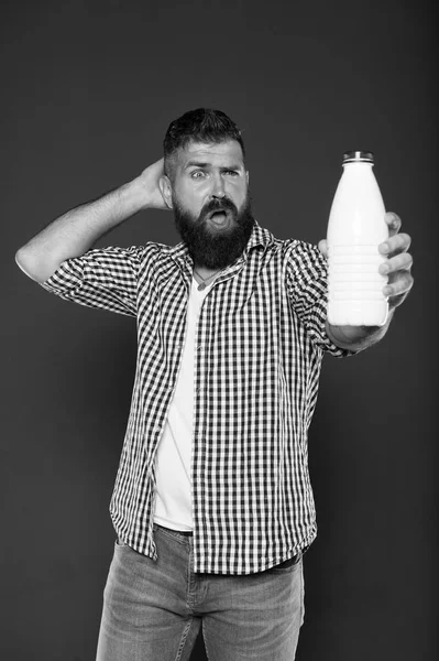Consumir lactose. Nutrição saudável. Probióticos de iogurte e prebióticos. Homem barbudo segurar garrafa branca com leite. Hister caucasiano bruto bebe leite. Dieta de lactose. Cuidados de saúde e dieta. Produtos lácteos — Fotografia de Stock