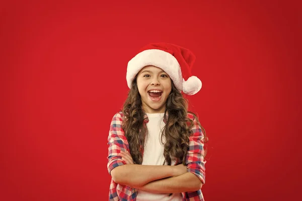 Γεια. Μικρό παιδί κορίτσι στη Σάντα κόκκινο καπέλο. Χριστουγεννιάτικα ψώνια. Δώρο για τα Χριστούγεννα. Παιδική ηλικία. Νέο έτος κόμμα. Αϊ-Βασίλη παιδί. Ευτυχισμένος χειμερινές διακοπές. Μικρό κορίτσι. Προσκλήσεις για πάρτι — Φωτογραφία Αρχείου
