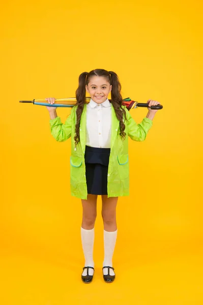 Warten auf Regentage. Schulmädchen stylisches kleines Kind mit Regenschirm tragen wasserdichten Regenmantel. Herbstregen. zur Schule gehen. wasserfeste Kleidung. Regenfeste Kleidung. Der Regen ist vorbei. Herbstregen — Stockfoto