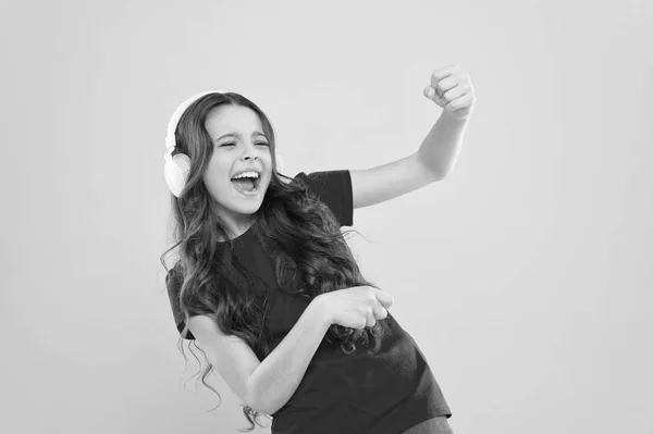 As melhores canções. Criança adolescente gosta de música tocando em fones de ouvido. Menina gostando de música favorita. Apanha o ritmo. Miúdo a ouvir auscultadores musicais. Entretenimento e diversão. Todo o mundo musical em seus ouvidos — Fotografia de Stock