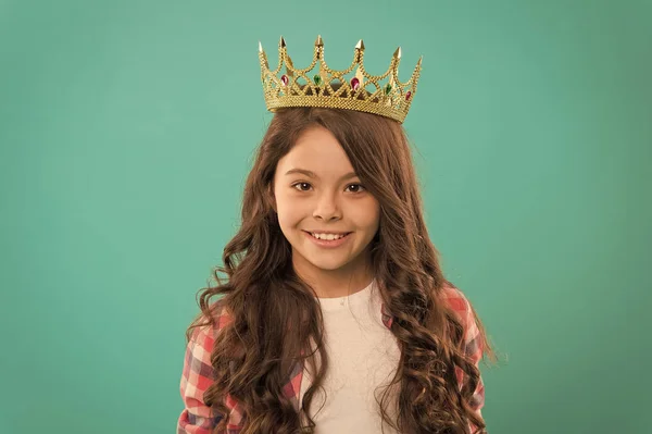 Kid usar símbolo coroa de ouro da princesa. Menina bonito bebê usar coroa enquanto stand fundo azul. Torne-se conceito princesa. Todas as raparigas sonham ser princesas. Lady princesinha. Os sonhos se tornam realidade — Fotografia de Stock