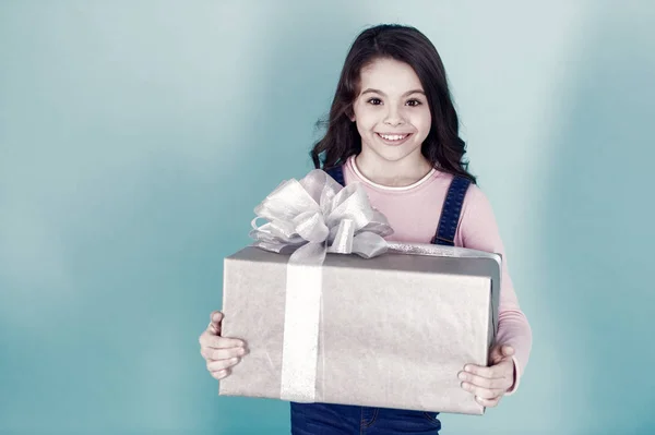 Niña feliz con caja de regalo — Foto de Stock