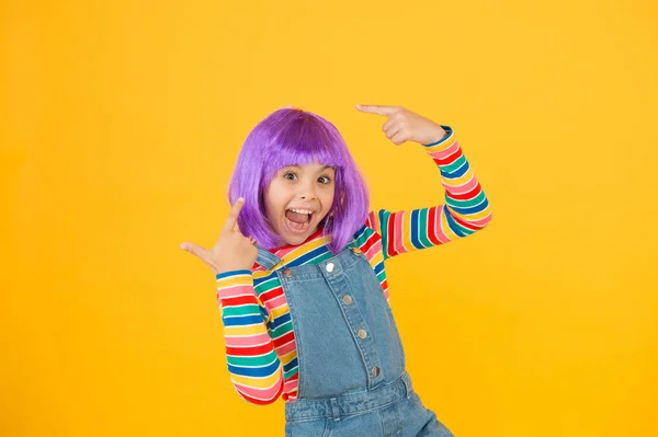 Muda de cor. Tendência de cabelo fantasia. Menina com penteado vibrante brilhante. Conceito de peruca artificial. Pigmento cabelo tingido. Liberdade crescente para a auto-expressão. Colorir o cabelo das crianças grande maneira atualização traje — Fotografia de Stock