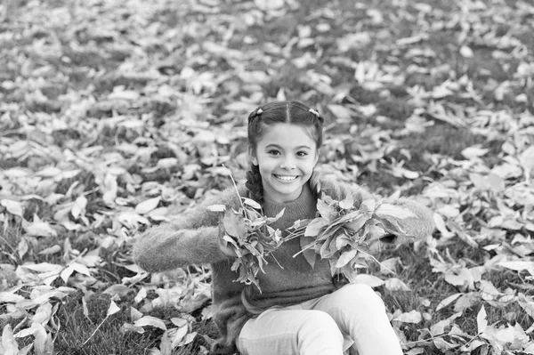 Kis gyerek, őszi levelekkel. Boldog kis lány az őszi erdő. Boldog gyermekkor. Iskola idő. Őszi levelek és a természet. Én kíván maradni örökre itt. Trendi szépség. Szabad és nyugodt érzés — Stock Fotó