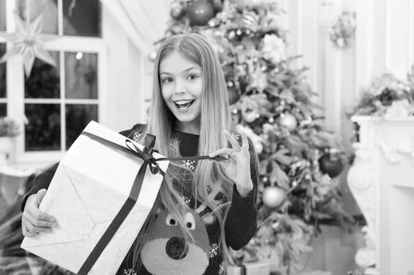 Shopping online di Natale. Vacanza in famiglia. Felice anno nuovo. Inverno. La mattina prima di Natale. Ragazzina. Albero di Natale e regali. Bambino goditi la vacanza. Decorazione albero di Natale — Foto Stock