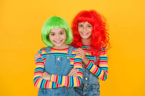 Meinungsfreiheit. Fantasie-Haartrend. Schwestern haben Spaß. semi-permanente Farbe Creme. farbigen Clip in Haarverlängerungen. Farbe wechseln. Kinder Mädchen mit lebendiger Frisur. Pigmentfärbung Haare — Stockfoto