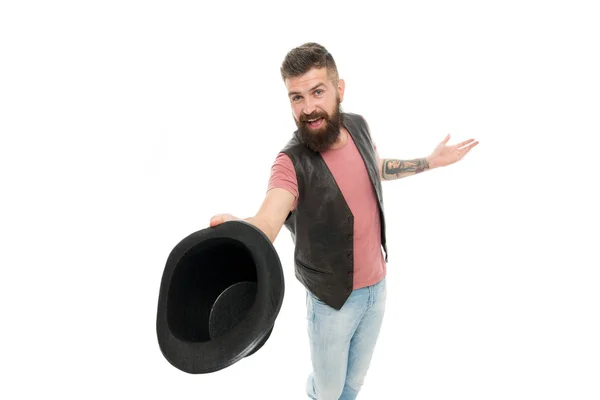 Volteando su sombrero como un saludo. Hombre alegre saludo con sombrero. Hipster barbudo con atuendo casual con sombrero negro clásico. Su sombrero etiqueta juego está a la altura de estándar —  Fotos de Stock