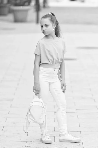 Χαριτωμένο και κομψό. Αξιολάτρευτο κορίτσι της μόδας τη θερινή ημέρα. Μοντέρνο κορίτσι στο δρόμο της πόλης. Μικρό κορίτσι με εμφάνιση ομορφιάς. Μικρό κορίτσι με μακριά ξανθά μαλλιά σε casual στυλ μόδας — Φωτογραφία Αρχείου