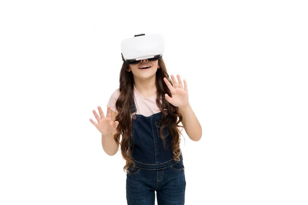 Interacção excitante. O futuro da RV está aqui. Menina vestindo fone de ouvido realidade virtual. Futuro do entretenimento e da educação. Futuro do entretenimento. Conceito futuro. Tecnologia de realidade aumentada — Fotografia de Stock