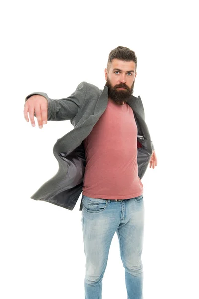 Guardando elegante attraverso l'autunno. hipster alla moda con barba e baffi seguendo le tendenze autunnali. Fashion guy indossa caldo cappotto autunnale con jeans casual. Uomo barbuto in abiti di moda autunno — Foto Stock