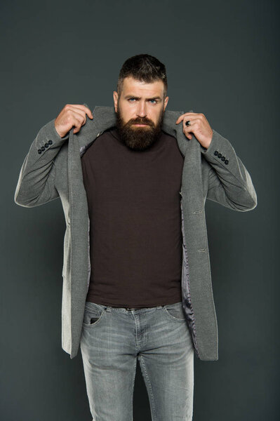 Он родился стильным. Стильный хипстер на сером фоне. Бородатый мужчина одевается с жестоким стильным видом. Свободный, но стильный
