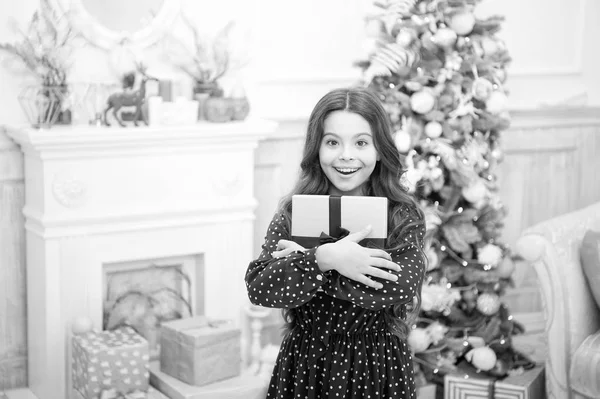 Natal férias em família. Feliz Ano Novo. Compras de Natal. Menina bonito com presente de Natal. Na manhã anterior ao Natal. à espera do Pai Natal. Inverno. Feliz Ano Novo 2019 — Fotografia de Stock