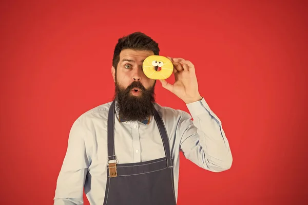 Douce vie. Homme barbu dans un tablier. Régime alimentaire et des aliments sains. Régime aux beignets. Calorie. Ressens la faim. Pas de régime. Chef au café. boulanger tenir beignet. Un drôle de hipster. Homme débile. Service de café. Choix alimentaires — Photo