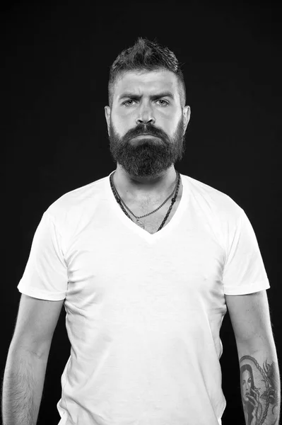 Skönhet och maskulinitet. Skäggiga säker hipster. Beard Fashion och frisör koncept. Man Handsome hipster snygg skägg och mustasch. Barber tips underhålla skägg. Styling och trimning av skäggvård — Stockfoto