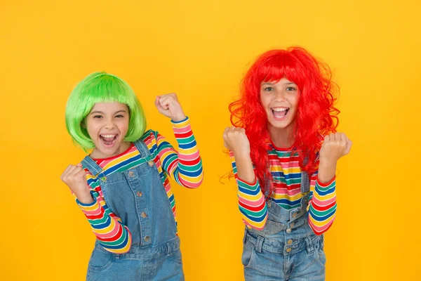 Irmãs se divertindo. Creme de cor semi permanente. Clipe colorido em extensões de cabelo. Muda de cor. Crianças meninas com penteado vibrante. Pigmento cabelo tingido. Liberdade de expressão. Tendência de cabelo fantasia — Fotografia de Stock