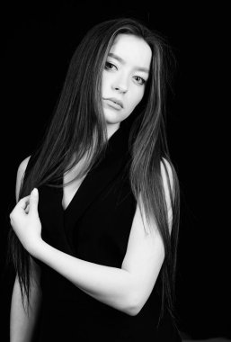 Kozmetoloji ve güzellik. Çekici kadın uzun saç portresi. Doğal güzelliği. İnanılmaz güzellik emin kız. Güzel kız cilt bakımı ve makyaj. Yüz saç ve cilt güzelleştirici. Günlük basit makyaj