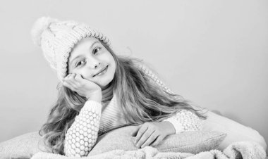 Kız uzun saç rüya pembe arka plan. Çocuk rüya gibi giyim örme şapka. Geri kalan kış ve rahatla. Kış sezon kavramı. Kış moda aksesuar. Çocuk kız örgü şapka ve atkı. Kış aksesuar kavramı