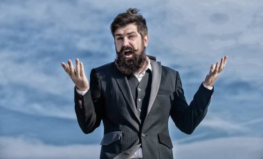 Sakallı adam. Sakallı olgun hipster. bıyıklı vahşi kafkas hipster. Gelecekteki başarı. Çevik iş. Kendine güvenen bir iş adamı. başlangıç iş. resmi moda. İşadamı gökyüzüne karşı