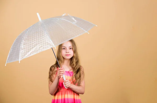 天気予報。秋の季節。雨のコンセプトをお楽しみください。防水アクセサリー。雨の日が来る。雨の日が大好き。キッドガールハッピー透明傘を保持します。雨天をお楽しみください。目に見えない保護 — ストック写真