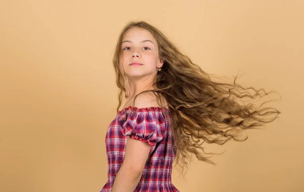 Cheveux comme le feu. santé et soins des cheveux. salon de coiffure. beauté. La mode des enfants. longs cheveux blonds bouclés. belle petite fille mannequin de mode. petit garçon en robe. heureuse petite fille avec de longs cheveux sains — Photo