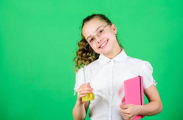 Child studie bilogy lektion med anteckning. liten smart tjej med testkolv. tillbaka till skolan. utbildning och kunskap. vetenskaplig forskning i Lab. Liten skolflicka. Kopiera utrymme. Kontrollera resultaten — Stockfoto