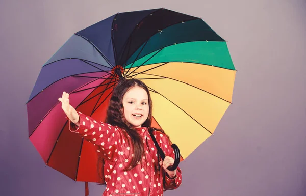 Protection contre la pluie. Arc en ciel. mode d'automne. heureuse petite fille avec parapluie coloré. joyeux enfant hipster d'humeur positive. Petite fille en imperméable. Prendre le temps de se reposer — Photo