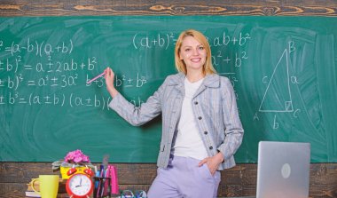 öğretmen ile çalar saat, yazı tahtası. Zaman. kadın sınıfta. Okula dönüş. Öğretmenler günü. Çalışma ve eğitim. Modern okul. Bilgi gün. Okul. Evde eğitim. mutlu bir kadın. Acele