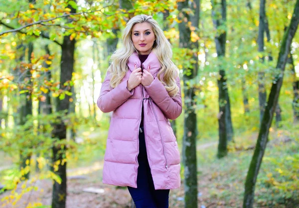 Hoe te rock puffer jas als ster. Puffer mode concept. Outfit bewijst puffer Coat kan er stijlvol uitzien. Jassen die iedereen zou moeten hebben. Meisje modieuze blonde wandeling in Park. Beste puffer jassen om te kopen — Stockfoto