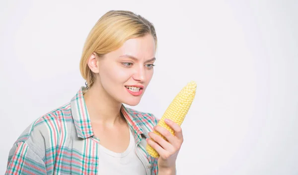 Agricultura y cultivo. dientes sanos. cultivo de maíz. vitaminas y alimentos dietéticos. Mujer feliz comiendo maíz. cosecha de vegetales. Agropecuaria, campesina con maíz. La agricultura se ve diferente hoy —  Fotos de Stock