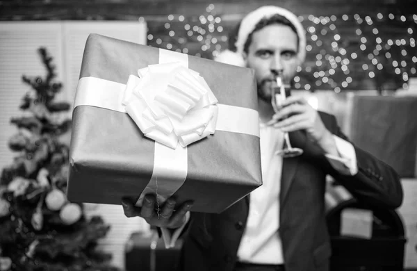 ¡Salud! Hombre barbudo hombre de negocios celebrar el año nuevo con una copa de champán y caja de regalo. Feliz año nuevo y feliz Navidad. Alegre gerente traje formal celebrar fiesta corporativa. Fiesta de año nuevo — Foto de Stock