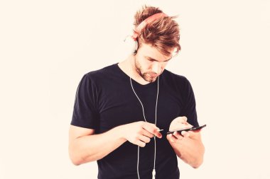 Neden bu kadar yüksek sesle geliyor? mp3 çalar. seksi kaslı adam telefonda mp3 çalar müzik dinlemek. telefonda mp3 çalar ile adam beyaz izole. kulaklıksız adam