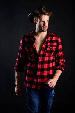 Erkeksi ideal. Erkeklik ve vahşet kavramı. Kovboy hayatı çok romantikleşti. Bir moda poz olarak kovboy tavırları benimseyin. Adam traşsız kovboy siyah arka plan. Batı yaşamı