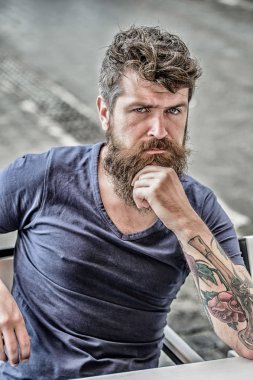 Sakallı ve bıyıklı adam düşünceli sorunlu. Zor bir karar verirken. Sakallı adam konsantre surat. Hipster sakallı düşünceli ifade ile. Düşünceli ruh hali kavramı. Önemli yaşam seçimleri yapma