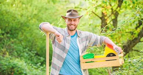 Eco lantarbetare. Skörd. Sexig bonde hålla spade och låda med potten. jordbruk och jordbruk. Jag älskar att jobba med plant. Trädgårdsutrustning. Happy Earth Day. Eco Living. muskulös Ranch man i cowboy hatt — Stockfoto