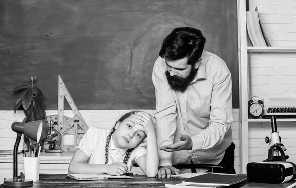 勉強が嫌いです。教育の子供の発達。学校に戻る教室で小さな女の子とあごひげの男の先生。娘は父と一緒に勉強します。教師の日。知識の日。ホームスクーリング — ストック写真