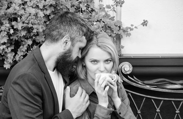 Pareja enamorada en una cita romántica. Café matutino. Primer encuentro de chica y hombre maduro. Brutal barbudo hipster y chica beben café. mujer y hombre con barba relajarse en la cafetería. Mañana inspiración —  Fotos de Stock