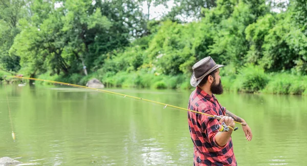 Las cosas buenas llegan a los que cebo. Pesca deporte al aire libre. Pasatiempo de pesca. Enséñale a pescar. La pesca con mosca bien puede considerarse la más hermosa de todas las actividades deportivas rurales. Pescador afortunado pescando pescado — Foto de Stock