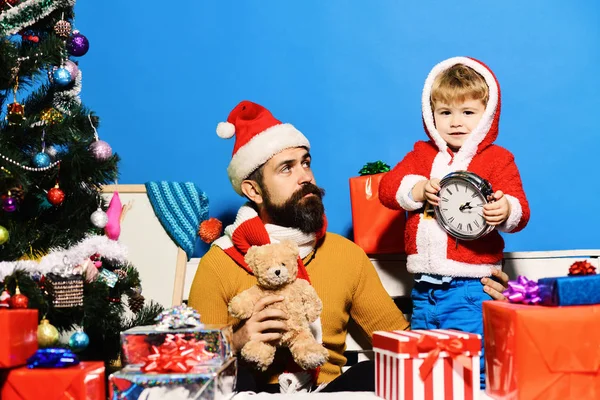 男の子と髭を生やした男と好奇心旺盛な顔はクリスマスを祝う — ストック写真
