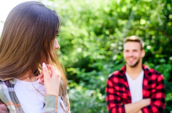 Chama a atenção dela. Homem hipster se apaixonando menina bonita. Reunião casual. Amor à primeira vista. Se a mulher souber que gostas dela, como reagirá? Apaixone-se. Puros sentimentos. Conceito de data romântica — Fotografia de Stock