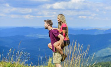 Aşık bir çift yaz tatili. Sevgi ve güven. Romantik ilişkiler. Dağlara yolculuk konsepti. Yaylalarda balayı. Sevgi dolu iki kalp. Manzara arka plan kucaklayan güzel çift
