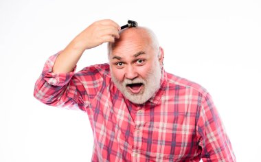 Bay Uzmanlık. Traşsız yaşlı adamın bıyığı ve sakalı var. saç kesimi ve fırçalama. olgun sakallı adam beyaz izole. berber dükkanı kavramı. tıraş aksesuarları. tıraş jilet takım kiti