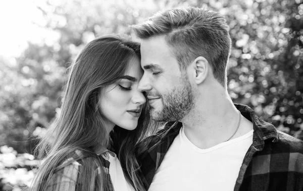 Haciendo todo juntos. pareja hipster al aire libre. hombre y mujer en camisa a cuadros relajarse en el parque. San Valentín. camping de verano en el bosque. fin de semana familiar. Una cita romántica. pareja enamorada. Senderismo — Foto de Stock