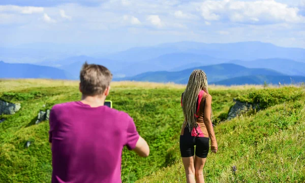 젊은 모험가. 달링과 함께 여행. 커플 사진 촬영. 사랑 하이킹 산에서 커플. 사진을 찍을 수 있습니다. 아름다움을 포착합니다. 모바일 사진을 포즈를 취하는 남녀. 여름 방학 컨셉 — 스톡 사진