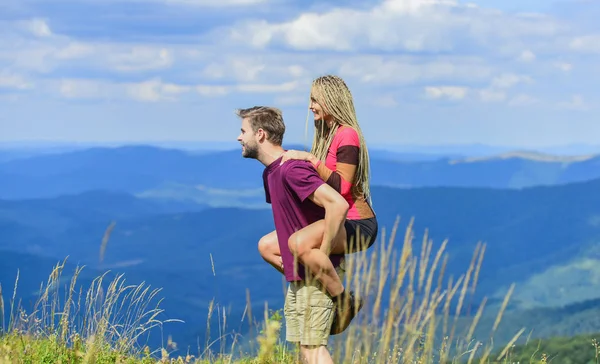 Paar in liefde zomer vakantie. Liefde en vertrouwen. Romantische relaties. Reis naar Bergen concept. Huwelijksreis in hooglanden. Twee harten vol liefde. Mooi paar omarmt landschap achtergrond — Stockfoto