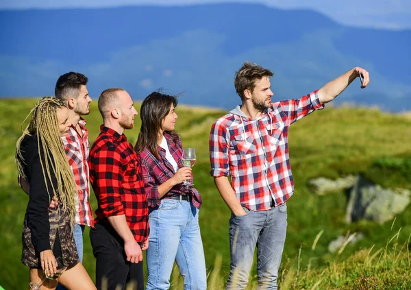 Capturando recuerdos. Hombres y mujeres posando para una foto familiar. Amigos de grupo tomando selfie. Envía selfies a las redes sociales. Concepto de tiempo selfie. Gente en la naturaleza tomando feliz selfie paisaje fondo —  Fotos de Stock