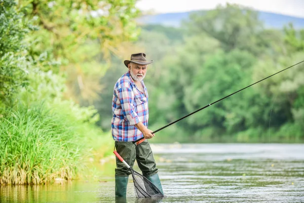 Apenas Fish. hobby e atividade esportiva. Pothunter. Fim de semana. Grande jogo de pesca. pescador com vara de pesca. pescador barbudo aposentado. Isca de truta. homem maduro voar pesca. homem captura peixe — Fotografia de Stock