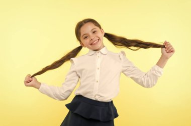 Eğitim çevrimiçi. Küçük kız çocuğu. özel ders. Okul üniformalı mutlu küçük kız. Okula dönelim. Çocukluk mutluluğu. Zeki kız. Çocuklar Günü 'nde. Sonunda mezun oldum.