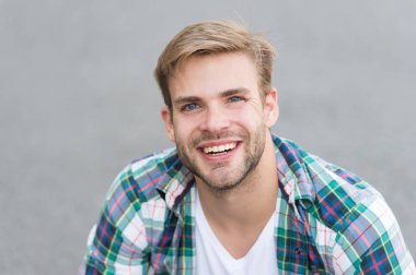 Yakışıklı sakallı adam. Genç ve fikirlerle dolu. Tasasız öğrenci. Adam düzenli öğrenci görünümü kentsel alan rahatlatıcı. Üniversite eğitimi. Öğrencilerin hayatı. Modern bir öğrenci. Üniversite öğrencisi açık havada otur