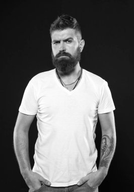 Kendine güvenen hippi sakallı. Sakal ve berber konsepti. Yakışıklı hippi tarzı sakallı ve bıyıklı adam. Berber ipuçları sakal bırakır. Biçimlendirme ve sakal kesme. Güzellik ve erkeklik